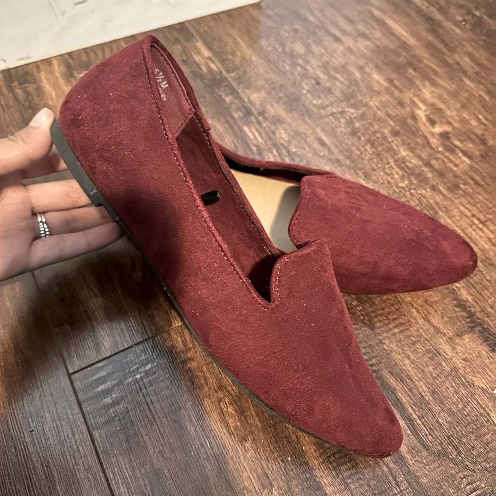 Size 5 1/2, 5.5, burgundy pointed toe flats, suede